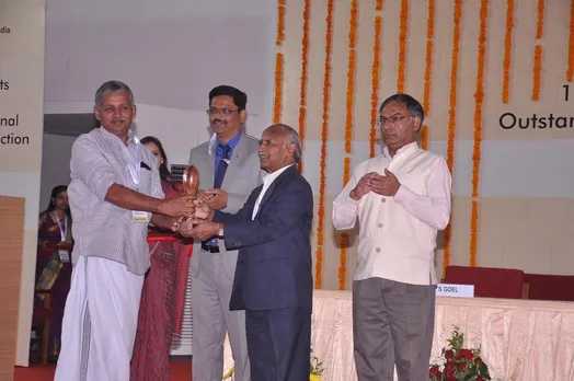 ഗുജറാത്തിലെ ഗാന്ധി നഗറില്‍ നാഷണല്‍ ഇന്നവേഷന്‍ ഫൗണ്ടേഷന്റെ പത്താമത്‌ നാഷണല്‍ ഗ്രാസ്‌റൂട്ട്‌സ്‌ ഇന്നവേഷന്‍ അവാര്‍ഡിന്‌ ഉടുമ്പന്നൂര്‍ പള്ളിക്കാമുറി ശൗര്യാമാക്കല്‍ റോയി മാത്യു അര്‍ഹനായി