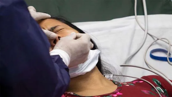 കോവിഡ് പരിശോധനകള്‍ക്കുശേഷം മൂക്കിലൂടെ മസ്തിഷ്ക ദ്രാവകം പുറത്തുവന്ന  സ്ത്രീയെ  ആശുപത്രിയില്‍ പ്രവേശിപ്പിച്ചു