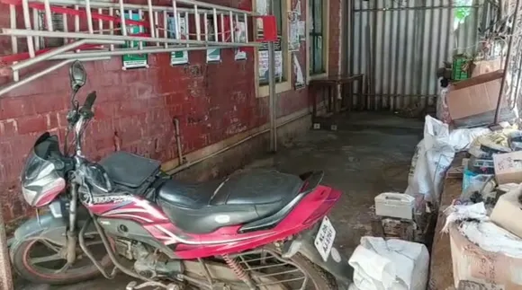 മലമ്പുഴയില്‍ കെ.എസ്.ഇ.ബി ഓഫീസ് ക്യാഷ് കൗണ്ടർ തടസ്സപ്പെടുത്തി പഞ്ചായത്തംഗത്തിൻ്റെ ബൈക്ക്