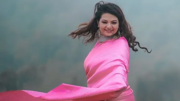 തെറ്റുകളിലും വീഴ്ചകളില്‍ നിന്നുമൊക്കെയാണ് പലതും പഠിച്ചത്, എന്ത് കാര്യം പറയാനുണ്ടെങ്കിലും മുഖത്ത് നോക്കി പറയും, ഡിപ്ലോമാറ്റിക്കായിട്ട് വേണം കാര്യങ്ങള്‍ കൈകാര്യം ചെയ്യാനെന്ന് പഠിച്ചത് സിനിമയില്‍ നിന്നാണ്, സ്‌ട്രെയ്റ്റ് ഫോര്‍വേഡായി കാര്യങ്ങളെ സമീപിക്കാനാണ് താല്‍പര്യം, പ്രതീക്ഷ കൊടുത്തിട്ട് പിന്നീടത് നടക്കില്ലെന്ന് പറയേണ്ട കാര്യമില്ലല്ലോ, കാര്യങ്ങളെക്കുറിച്ച് ഓപ്പണായി പറയുന്നത് പ്രശ്നമാണ്, ഞാന്‍ ജനുവിനായി പറഞ്ഞാലും ക്യാപ്ഷന്‍ പല തരത്തിലാകുമെന്നും സാന്ദ്രാ തോമസ്