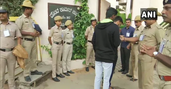 കര്‍ണാടകയില്‍ ഉപതെരഞ്ഞെടുപ്പ്: വോട്ടെണ്ണല്‍ തുടങ്ങി, ബി.ജെ.പി മുന്നില്‍