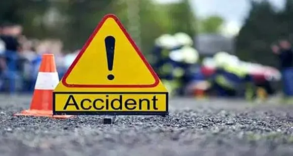 മ​ക​നോ​ടൊ​പ്പം ബൈ​ക്കി​ല്‍ സ​ഞ്ച​രി​ച്ച വീ​ട്ട​മ്മ​യു​ടെ ഷാ​ള്‍ ച​ക്ര​ത്തി​ല്‍ കു​രു​ങ്ങി മു​ഖ​ത്തും കൈ​ക്കും പ​രി​ക്ക്