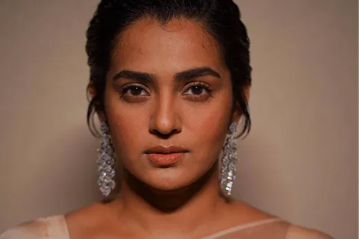 'ജോലി സ്ഥലത്തും പുറത്ത് ഏതെങ്കിലും പരിപാടിക്ക് പോയാലുമെല്ലാം ഞാൻ തനിച്ച് ഭക്ഷണം കഴിക്കാൻ തുടങ്ങി. കാരണം ഞാൻ എടുക്കുന്ന ഭക്ഷണത്തിന്റെ അളവിനെ കുറിച്ചും ആളുകൾ എന്നോട് പറയുമായിരുന്നു'; ബുളീമിയ രോഗത്തിൽ നിന്നും അതിജീവിച്ച കഥ പറഞ്ഞ് പാർവ്വതി