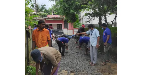 യാത്രാ ദുരിതത്തിന് പരിഹാരമായി പാലക്കാട് നഗരസഭയില്‍ കൗൺസിലറുടെ നേതൃത്വത്തിൽ താല്ക്കാലിക റോഡ് നിർമ്മാണം