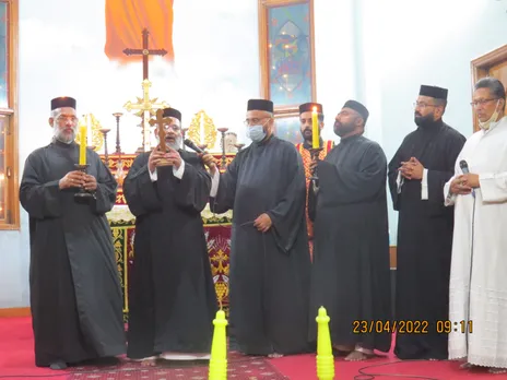 ഡ‍ല്‍ഹി ദ്വാരക സെന്‍റ് ജോര്‍ജ് ഓര്‍ത്തഡോക്സ് പള്ളി പെരുന്നാളില്‍ മുഖ്യ കാര്‍മ്മികന്‍ ഡ‍ല്‍ഹി ഭദ്രാസന സെക്രട്ടറി ഫാ. സജി യോഹന്നാന്‍ വിശ്വാസികള്‍ക്ക് വാഴ്വ് നല്‍കി