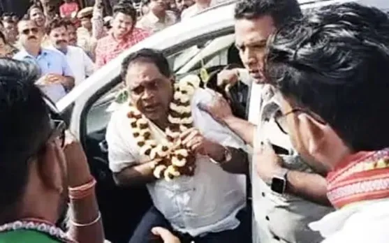 മുദ്രാവാക്യം മുഴക്കി പൂമാലയിട്ട് പ്രവര്‍ത്തകര്‍, തുടര്‍ന്ന് കാറിലേക്ക് കയറി മന്ത്രി; പിന്നാലെ വെടിവയ്പ്പ് ! ഒഡീഷയില്‍ ആരോഗ്യമന്ത്രിക്ക് നേരെയുണ്ടായ വെടിവയ്പിന്റെ ദൃശ്യങ്ങള്‍ പുറത്ത്‌