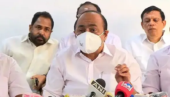 ഞങ്ങളൊക്കെ വന്നിരിക്കുന്നത് കൊണ്ടാണ് മാധ്യമങ്ങള്‍ക്ക് പ്രതികരണം ലഭിക്കുന്നത്; മുഖ്യമന്ത്രിയോട് ചോദ്യം ചോദിച്ചു ഉത്തരം കിട്ടാനുള്ള ഭാഗ്യം ഉണ്ടോ?  ഒരു ഉപതെരഞ്ഞെടുപ്പിനായി എല്ലാ മന്ത്രിമാരും കൂടി ഞങ്ങളെ പേടിപ്പിക്കാൻ വന്നു, ഭരിക്കേണ്ട സമയത്ത്‌ മന്ത്രിമാർ ഭരിക്കണം; ഉദ്യോഗസ്ഥർ പോലും തൃക്കാക്കരയിൽ ആയിരുന്നു, തൃക്കാക്കരയിലെ യുഡിഎഫ് വിജയം ടീം വർക്കെന്ന് പ്രതിപക്ഷ നേതാവ്