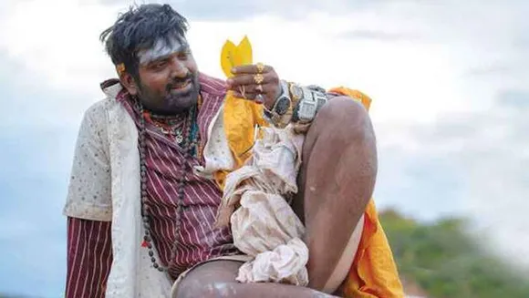 ഭ്രാന്തനായി വിജയ് സേതുപതി; കടൈസി വ്യവസായി ഫസ്റ്റ് ലുക്ക്  പോസ്റ്റർ