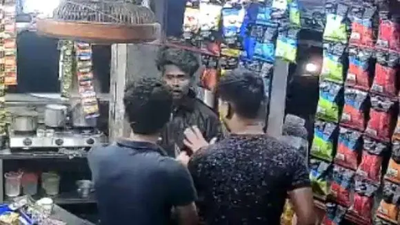 ചായയുടെ ബില്ലിനെ ചൊല്ലിയുണ്ടായ തര്‍ക്കം; കടയുടമയായ യുവാവിനെ തല്ലിച്ചതച്ച നാല് പേര്‍ അറസ്റ്റില്‍; വീഡിയോ