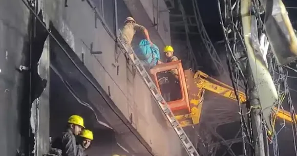 ഉത്തർപ്രദേശിൽ മൂന്ന് നില ഇലക്ട്രോണിക് ഷോറൂമിന് തീപിടിച്ചു; നാല് മരണം