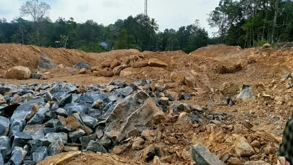 കുറവിലങ്ങാട്ട് വ്യാപകമായ മണ്ണ് ഖനനം; അധികൃതരുടെ അനാസ്ഥയ്ക്കെതിരെ പ്രതിഷേധവുമായി ജനകീയ സമിതി രൂപീകരിച്ച് നാട്ടുകാർ