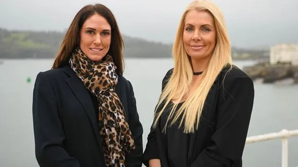 ക്ലീനിങ് തൊഴിലാളികളായി പൂര്‍ണ നഗ്നരായ സ്ത്രീകള്‍; നിക്കിയുടെയും ലിയാന്റെയും 'ദ നേക്കഡ് ക്ലീനിങ് കമ്പനി'യുടെ പ്രവര്‍ത്തനം ആഗോള തലത്തില്‍ വ്യാപിപ്പിക്കുന്നു; സ്ത്രീ ശരീരത്തെ ബഹുമാനിക്കാന്‍ ഉപഭോക്താക്കളെ പ്രോത്സാഹിപ്പിക്കുകയാണ് ലക്ഷ്യമെന്നും അവകാശവാദം