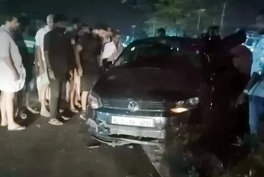 മദ്യലഹരിയില്‍ യുവാക്കള്‍ മരണപ്പാച്ചില്‍ നടത്തിയ കാര്‍ ഡിവൈഡറില്‍ ഇടിച്ചുകയറി