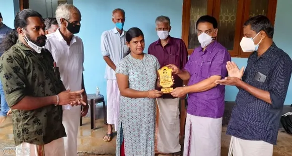 സോഷ്യൽ വർക്കിൽ കോയമ്പത്തൂർ ഭാരതിയാർ സർവകലാശാലയിൽ നിന്ന് പിഎച്ച്ഡി നേടിയ ആർ. സാന്ദ്രയെ അനുമോദിച്ചു