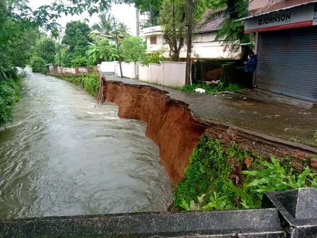 പനച്ചിപ്പാറയിൽ കിണർ ഇടിഞ്ഞു താഴ്ന്നു; കോട്ടയം  അറത്തുട്ടി പാലത്തിനു സമീപം തോടിൻ്റെ വശത്തുള്ള റോഡ് ഇടിഞ്ഞു