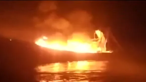 കൊല്ലം അഴീക്കലിൽ മത്സ്യബന്ധനത്തിനിടെ ബോട്ടിന് തീപിടിച്ചു