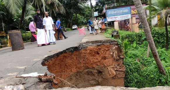 രണ്ടു പഞ്ചായത്തുകൾ തമ്മിൽ ബന്ധിപ്പിക്കുന്ന സത്രംകാവ് പുഴപ്പാലത്തിൽ വൻ ഗർത്തം ! കോണിക്കഴി പുലാപ്പറ്റ വഴിയുള്ള ഗതാഗതത്തിന് നിയന്ത്രണം