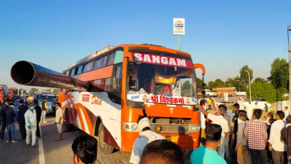 ഓടിക്കൊണ്ടിരുന്ന ബസ്സിനുള്ളിലേക്ക് 100 അടി നീളവും രണ്ടടി വ്യാസവുമുള്ള ഒരു പൈപ്പ് ഡ്രൈവർക്ക് തൊട്ടുപിന്നിലെ സീറ്റിൽക്കൂടി തുളഞ്ഞുകയറി ! ഭയാവഹമായ ഒരപകടം - സംഭവിച്ചത് ഇങ്ങനെ...