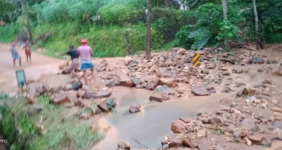 എരുമേലി എയ്ഞ്ചല്‍ വാലിയില്‍ ഉരുള്‍പൊട്ടല്‍; ആളപായമില്ല ! ഉരുള്‍പൊട്ടിയത് എഴുകുമണ്ണ് വനമേഖലയിലെന്ന് സൂചന. കനത്ത മലവെള്ളപ്പാച്ചില്‍ ഒരു ഓട്ടോറിക്ഷയും രണ്ടു ബൈക്കും ഒഴുകിപോയി ! റോഡില്‍ പാര്‍ക്ക് ചെയ്തിരുന്ന സ്‌കൂള്‍ ബസും ഒഴുക്കില്‍ പെട്ടു. എയ്ഞ്ചല്‍വാലി പള്ളിപ്പടിയിലെ വീടുകളിലും കടകളിലും വെള്ളം കയറി