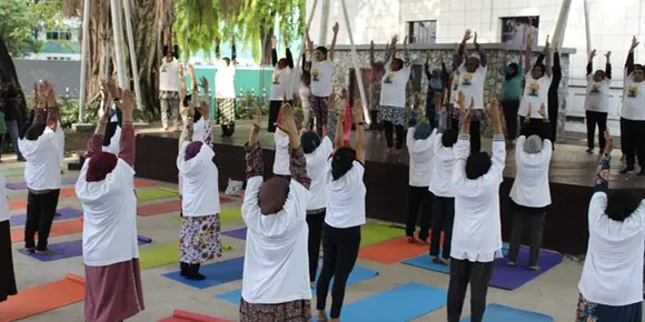 ഇസ്ലാമിക പതാകയുമായി ഒരുകൂട്ടമെത്തി യോഗ തടഞ്ഞു; സംഭവം മാലിദ്വീപില്‍