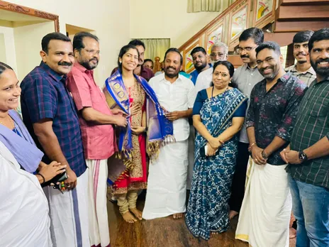 എം ബി ബി എസ് പരീക്ഷയിൽ ഒന്നാം റാങ്ക് നേടിയ  അശ്വതി സൂരജിനെ അനുമോദിച്ചു