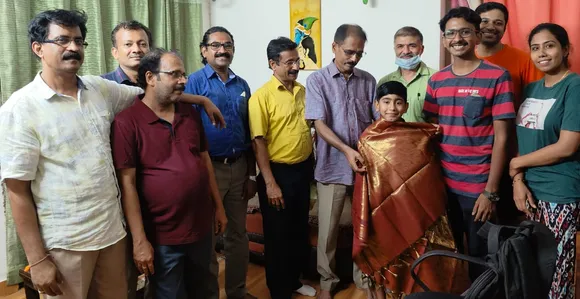 വിദ്യാധിരാജ മെഗാ ഡാൻസ് ഡ്രാമായിൽ മികച്ച അഭിനയം കാഴ്ചവച്ച അഥർവ് ഉമേഷിനേ ആശ്രം ശ്രീനിവാസ്‌പുരി ജസോള കരയോഗം ആദരിച്ചു