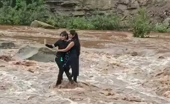 സെല്‍ഫിയെടുക്കാന്‍ പുഴയിലിറങ്ങിയ പെണ്‍കുട്ടികള്‍ മലവെള്ള പാച്ചിലിനിടയില്‍ കുടുങ്ങിപ്പോയി; വീഡിയോ