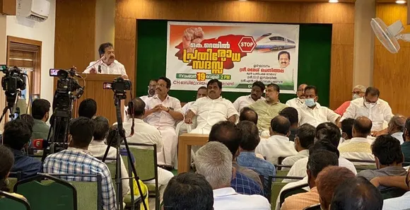 ജനവിരുദ്ധ നിയമങ്ങളും പദ്ധതികളും സർക്കാർ കൊണ്ടു വരുമ്പോൾ ജനരോഷം കൊണ്ട് മുട്ടു കുത്തേണ്ടി വരും എന്നത് കാർഷിക ബിൽ മോദി സർക്കാർ പിൻവലിച്ചത് വഴി ഒന്നു കൂടി തെളിയിക്കപ്പെട്ടിരിക്കുന്നു; പിണറായി വിജയൻ സർക്കാരിൻ്റെ കെ റെയിൽ പദ്ധതിയും ഇതുപോലൊരു  ജനദ്രോഹ പദ്ധതിയാണ്-രമേശ് ചെന്നിത്തല