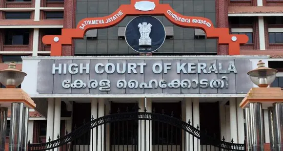 കടയ്ക്കാവൂരില്‍ അമ്മ മകനെ ലൈംഗികമായി പീഡിപ്പിച്ചെന്ന കേസ്: കേസ് രജിസ്റ്റര്‍ ചെയ്യുംമുമ്പ് പൊലീസ് അന്വേഷണം നടത്തണമായിരുന്നെന്ന് ഹൈക്കോടതി: കുട്ടിയുടെ ഭാഷ്യവും അമ്മയ്‌ക്കെതിരെയുള്ള പരാതിയുടെ സത്യാവസ്ഥയും യഥാര്‍ഥമാണോയെന്ന് ഉറപ്പാക്കുന്നതില്‍ അ‌ന്വേഷണ ഏജന്‍സി പരാജയപ്പെട്ടു: കുട്ടി സിബ്ല്യൂസിക്കു മുന്നില്‍ പറഞ്ഞതല്ല മജിസ്‌ട്രേറ്റിനോടു പറഞ്ഞത്, ഡോക്ടറോടു പറഞ്ഞതില്‍ പിന്നെയും മാറ്റം