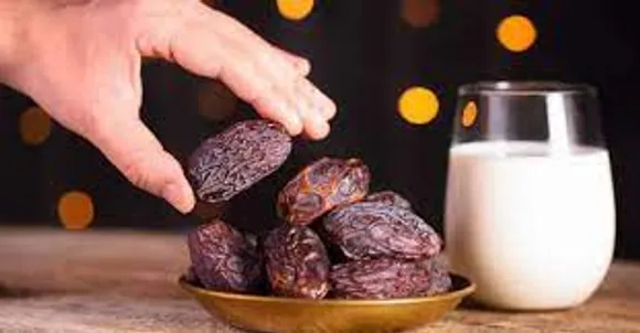 പാലിൽ കുതിർത്ത ഈന്തപ്പഴം കഴിക്കുന്നതുകൊണ്ടുള്ള ആരോ​ഗ്യ ​ഗുണങ്ങൾ നോക്കാം..