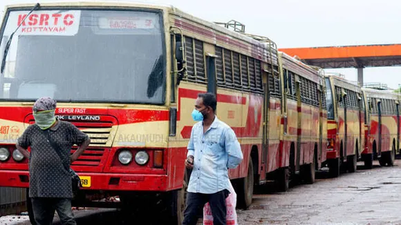 തമ്പാനൂരിൽ ഡീസലടിക്കാൻ കെഎസ്ആർടിസി ബസുകൾ കൂട്ടത്തോടെ എത്തി: റോഡിൽ നീണ്ടനിര