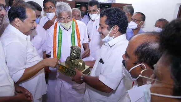 ഉമ്മൻ‌ചാണ്ടിയുടെ ശില്പം പോൾ പറമ്പി കൈമാറി