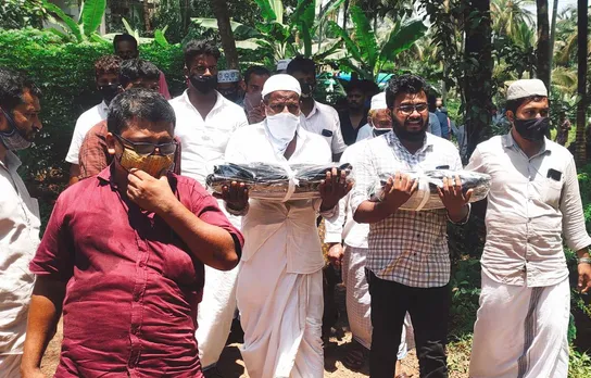 ആശുപത്രിയിൽ നിന്ന് രണ്ട് പൈതങ്ങളേയും ഏറ്റുവാങ്ങിയത്, റോഡിൽ വാഹനം നിർത്തി നെഞ്ചോട് ചേർത്തുപിടിച്ച് വീട്ടിലേക്ക് നടന്നത്, തവനൂർ പള്ളിപറമ്പിലെ ആറടി മണ്ണിലേക്ക് ഇറക്കിവെക്കുമ്പോൾ നിറകണ്ണുകളോടെ മുത്തം നൽകിയത്... ഇല്ല, ഒന്നും മറന്നിട്ടില്ല. മറക്കാൻ പറ്റില്ല, ൻ്റെ പൊന്നോമനകളുടെ ഓർമകൾ കെടാതെ സൂക്ഷിക്കണം; കാത്തിരുന്ന് നഷ്ടപ്പെട്ട പൊന്നോമനകളെ കുറിച്ച് ഷെരീഫിന്റെ കണ്ണീര്‍കുറിപ്പ്‌