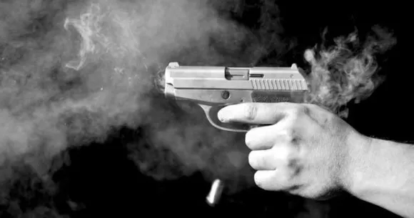 പോലീസ് ഉദ്യോഗസ്ഥനെ  കോടതിയ്ക്കു പുറത്തുവച്ച്‌  വെടിവെച്ചു കൊലപ്പെടുത്തി