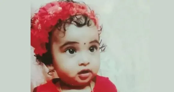 സ്കൂട്ടറില്‍ ടിപ്പര്‍ ഇടിച്ചു,  3 വയസുകാരിക്ക് ദാരുണാന്ത്യം, അച്ഛനും അമ്മയ്ക്കും ​ഗുരുതര പരിക്ക്