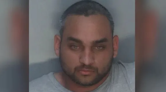 ഷൂലേസ് ഉപയോഗിച്ച് യുവതിയെ കൊലപ്പെടുത്താന്‍ ശ്രമിക്കുന്നതിന്റെ വീഡിയോ ദൃശ്യങ്ങള്‍ പുറത്ത്; യുവാവിന്റെ അതിക്രമം പട്ടാപ്പകല്‍ ബസ് സ്റ്റോപ്പില്‍ വെച്ച്‌ !