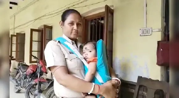 കൈക്കുഞ്ഞുമായി ഓഫീസിൽ എത്തുന്ന പൊലീസ് കോൺസ്റ്റബിൾ; സോഷ്യൽ മീഡിയയിൽ ഹൃദയം കവർന്ന് അമ്മയും കുഞ്ഞും