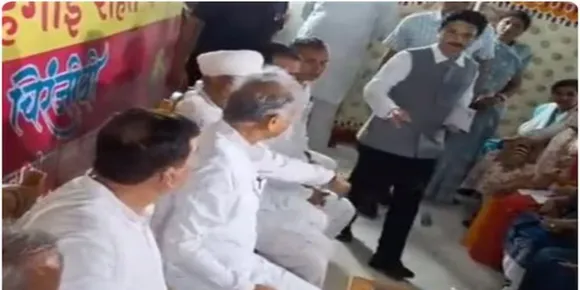 'എനിക്ക് വേണ്ട നിന്റെ കേടായ മൈക്ക്'; കളക്ടർക്കുനേരെ മൈക്ക് വലിച്ചെറിഞ്ഞ് മുഖ്യമന്ത്രി അശോക് ഗെഹ്ലോട്ട്; വീഡിയോ