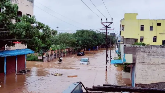 നിവാറിന്റെ തീവ്രത കുറഞ്ഞു, ചെന്നൈയിൽ അടക്കം കനത്ത മഴ; പുതുച്ചേരി മുഖ്യമന്ത്രിയുടെ വീട്ടിലും വെളളംകയറി