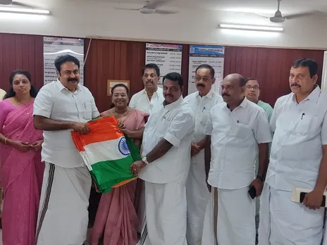 'ഹർ ഘർ തിരങ്ക' പരിപാടിയുടെ ഭാഗമായി സ്ഥാപനങ്ങളിലും വീടുകളിലും ദേശീയ പതാക ഉയർത്തുന്നതിനായി പാലാ നഗരസഭയിലേക്കുള്ള ദേശീയ പതാകകൾ ചെയര്‍മാന്‍ ആന്‍റോ ജോസ് പടിഞ്ഞാറേക്കര ഏറ്റുവാങ്ങി