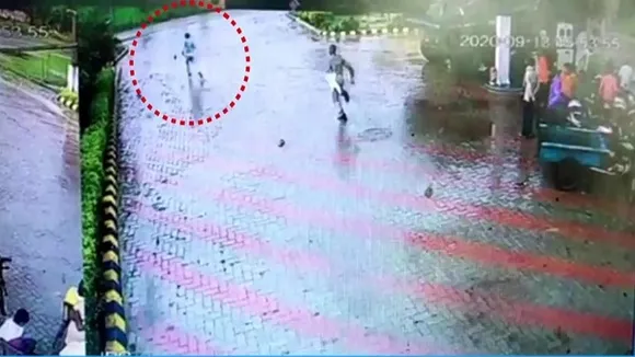 പോക്‌സോ കേസ് പ്രതിയെയും കൊണ്ട് പൊലീസ് പോയത് ബൈക്കില്‍; പെട്രോള്‍ പമ്പില്‍ വാഹനം നിര്‍ത്തിയപ്പോള്‍ ഇറങ്ങിയോടി പ്രതി; പിന്നാലെ പൊലീസും; വീഡിയോ