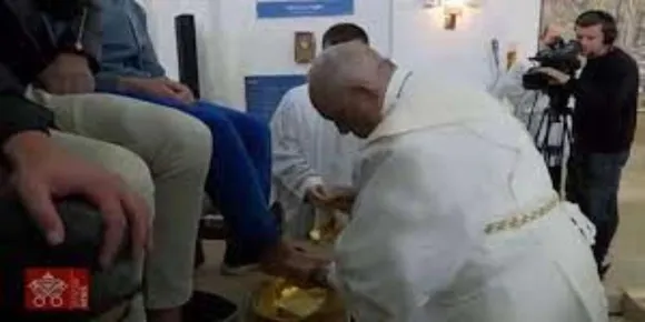 മാര്‍പാപ്പ 12 കുട്ടിത്തടവുകാരുടെ കാല്‍കഴുകി
