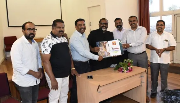 യുക്മ കേരളാപൂരം വള്ളംകളി 2019: ടീം രജിസ്ട്രേഷന്‍ ഏറ്റുവാങ്ങി സി പി ജോണ്‍.. പോരാട്ടത്തിനിറങ്ങുന്നത് 24 കരുത്തന്മാര്‍