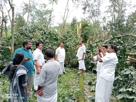 വെളിയന്നൂരിലും സമീപ പ്രദേശങ്ങളിലും പുലര്‍ച്ചെ വീശിയടിച്ച ചുഴലിക്കാറ്റിന് സമാനമായ ശക്തമായ കാറ്റില്‍ വ്യാപക നാശനഷ്ടം