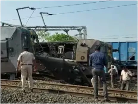 മധ്യപ്രദേശില്‍ ചരക്ക് ട്രെയിനുകള്‍   കൂട്ടിയിടിച്ചു; ലോക്കോ പൈലറ്റ് മരിച്ചു