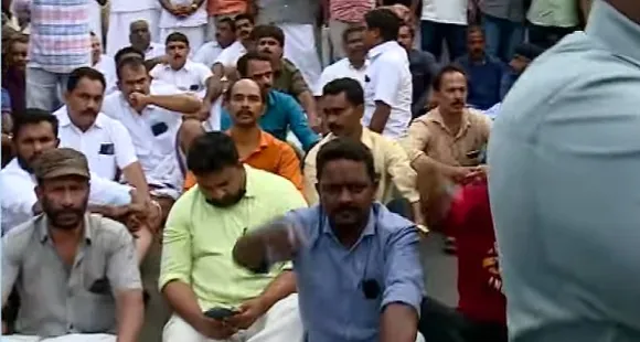 സംസ്ഥാനത്ത് ശക്തമായ പ്രതിഷേധവുമായി കോണ്‍ഗ്രസ്; എ കെ ജി സെന്‍ററിലേക്കുള്ള കോൺഗ്രസ് മാർച്ച് പൊലീസ് ത‍ടഞ്ഞു! കോട്ടയത്ത് കോണ്‍ഗ്രസ്-സിപിഎം പ്രവര്‍ത്തകര്‍ ഏറ്റുമുട്ടി; പാലക്കാടും കൊച്ചിയിലും പ്രതിഷേധം; ഡല്‍ഹിയില്‍ എസ്എഫ്‌ഐ ഓഫീസിലേക്ക് യൂത്ത് കോണ്‍ഗ്രസ് മാര്‍ച്ച്; എകെജി സെന്ററിന് സുരക്ഷ വര്‍ധിപ്പിച്ച് പൊലീസ്‌! പ്രതിപക്ഷ നേതാവ് കൽപ്പറ്റയിലേക്ക്