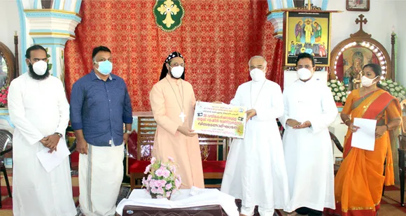 കോട്ടയം സോഷ്യല്‍ സര്‍വ്വീസ് സൊസൈറ്റിയുടെ നേതൃത്വത്തില്‍ തയ്യല്‍ മെഷീന്‍ യൂണിറ്റുകളും കോവിഡ് പ്രതിരോധ കിറ്റുകളും വിതരണം ചെയ്തു