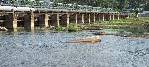 മലമ്പുഴ കടുക്കാംകുന്നം നിലംപതി പാലത്തിനടിയിലെ കഴിഞ്ഞ പ്രളയത്തില്‍ പൊട്ടിയ വലിയ ശുദ്ധജല കുഴലുകള്‍ എടുത്തു മാറ്റണമെന്ന ആവശ്യമുമായി പരിസരവാസികള്‍