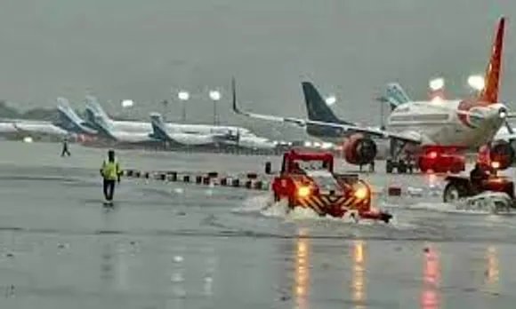 കനത്ത മഴ: ചെന്നൈ വിമാനത്താവളം ഭാഗികമായി അടച്ചു