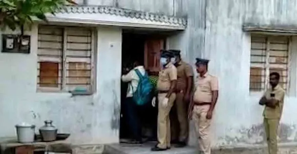 മകൾ കൂലിപ്പണിക്കാരനെ പ്രണയിച്ചു വിവാഹം ചെയ്തു, പിതാവ് ഇരുവരെയും വീട്ടിൽ കയറി വെട്ടിക്കൊന്നു.